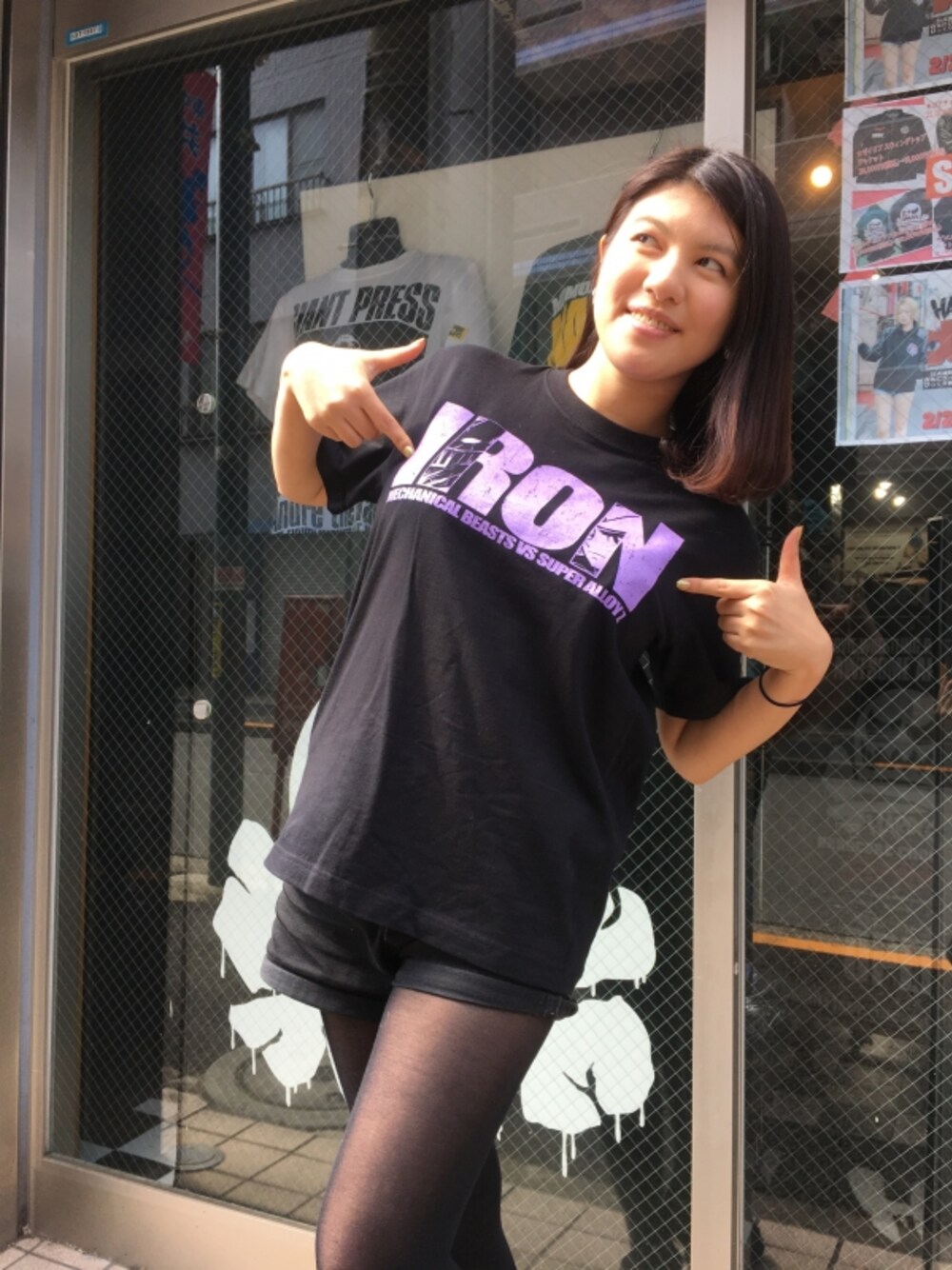 ブラック系のTシャツ/カットソーを着用したレディースの春コーディネートの1枚目の写真