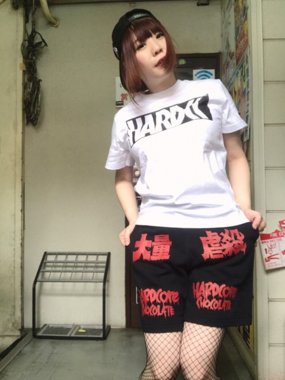 ブラック系のその他パンツを着用したレディースの春コーディネートの1枚目の写真