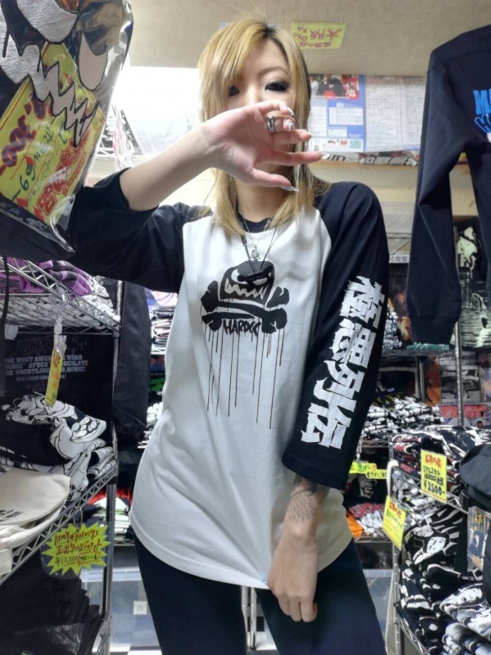 ホワイト系のその他トップスを着用したレディースの春コーディネートの1枚目の写真