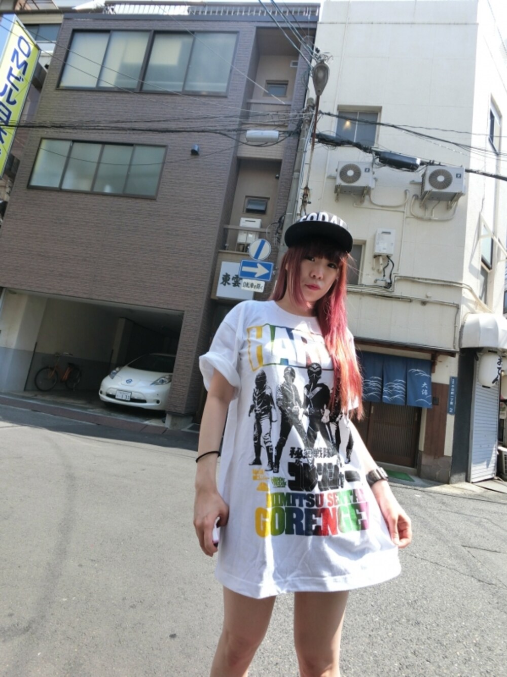 ホワイト系のTシャツ/カットソーを着用したレディースの春コーディネートの1枚目の写真