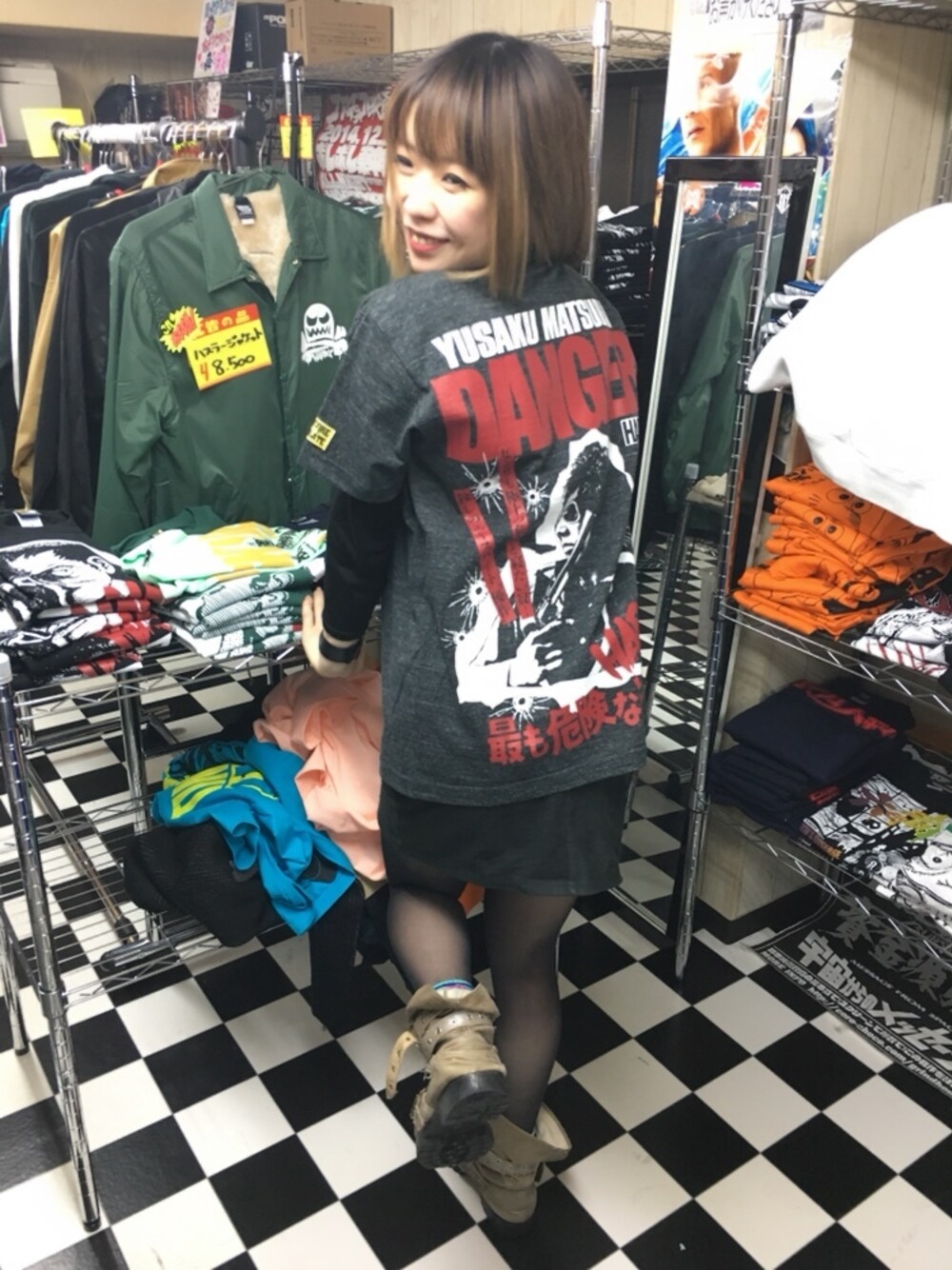 グレー系のTシャツ/カットソーを着用したレディースの春コーディネートの1枚目の写真