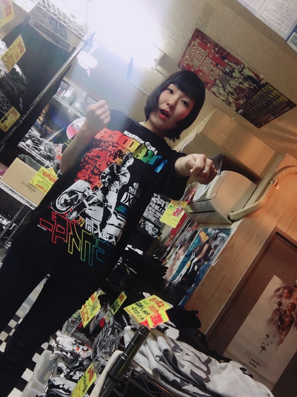 ブラック系のTシャツ/カットソーを着用したレディースの春コーディネートの1枚目の写真