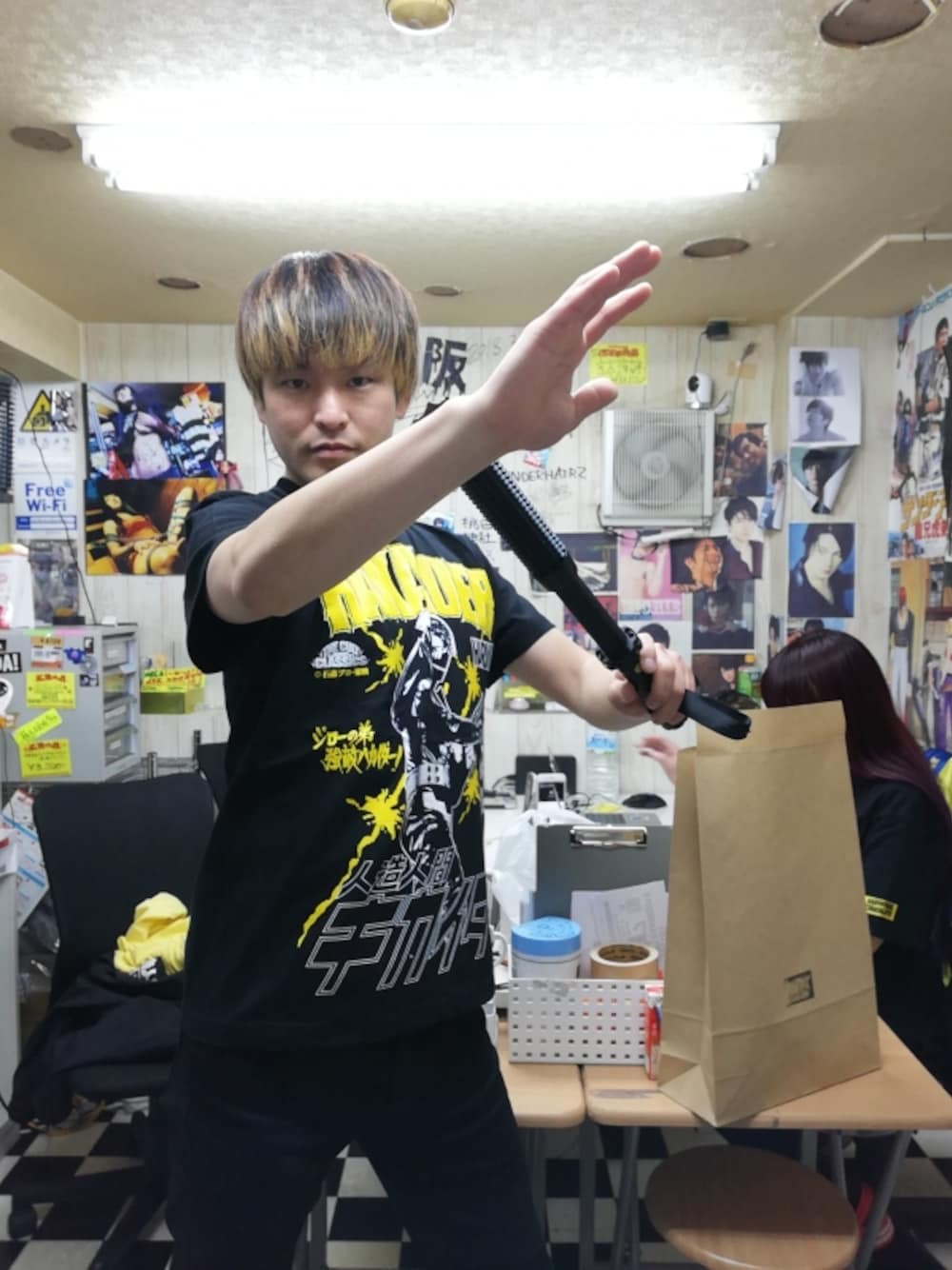 ブラック系のTシャツ/カットソーを着用したメンズの春コーディネートの1枚目の写真