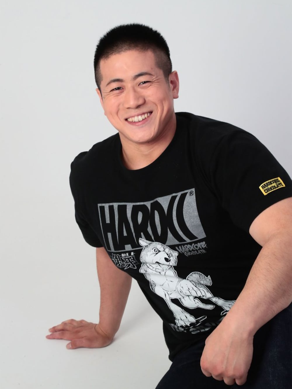 ブラック系のTシャツ/カットソーを着用したメンズの春コーディネートの1枚目の写真