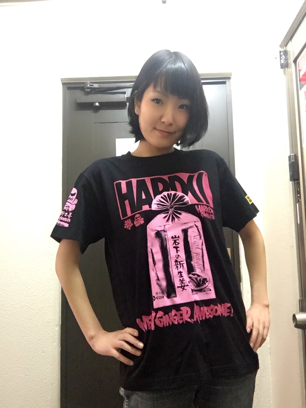 ブラック系のTシャツ/カットソーを着用したレディースの春コーディネートの1枚目の写真