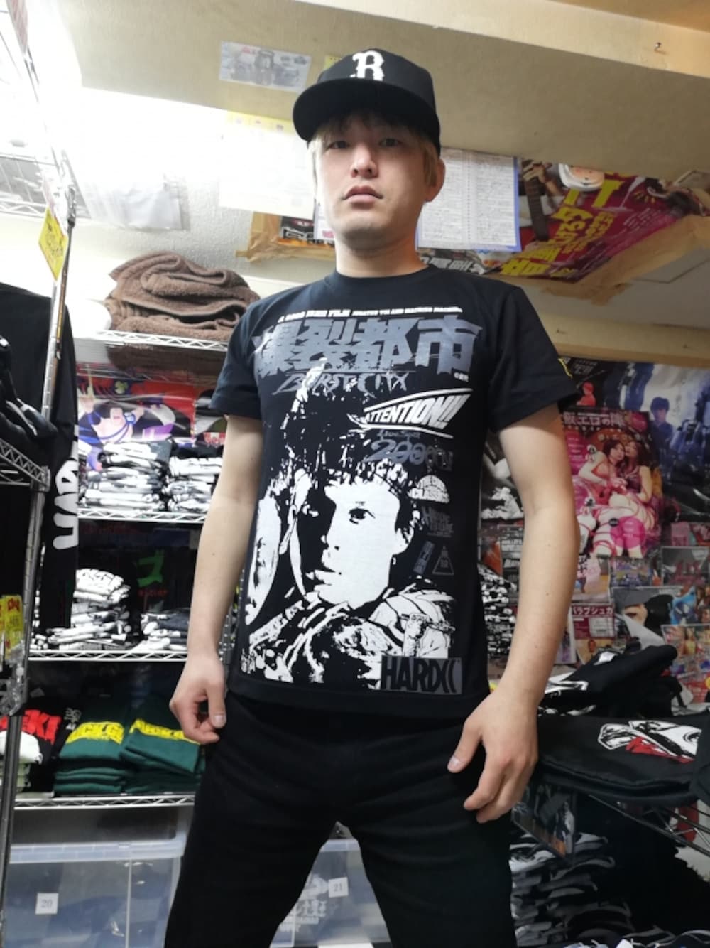 ブラック系のTシャツ/カットソーを着用したメンズの春コーディネートの1枚目の写真