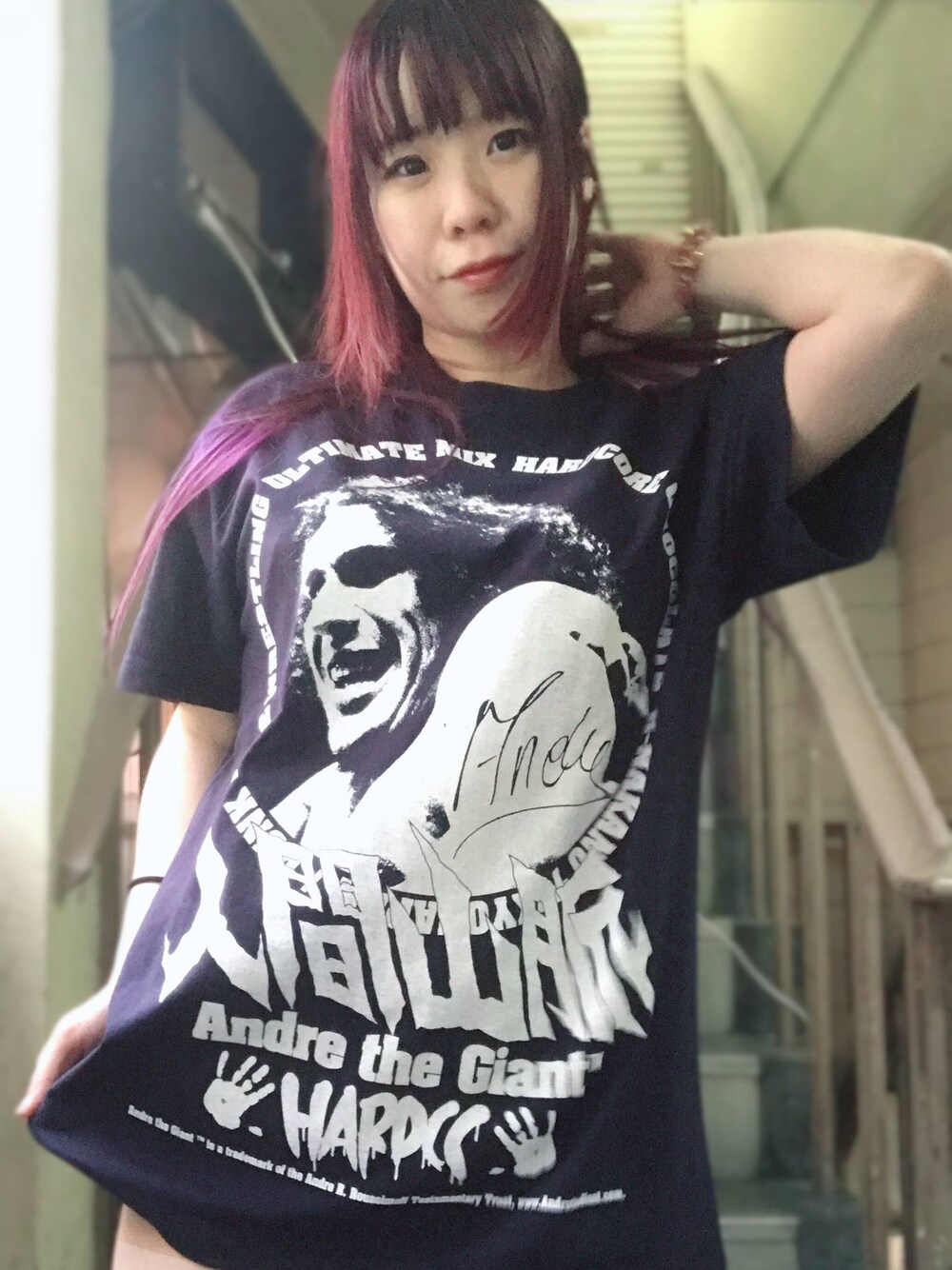ブルー系のTシャツ/カットソーを着用したレディースの春コーディネートの1枚目の写真