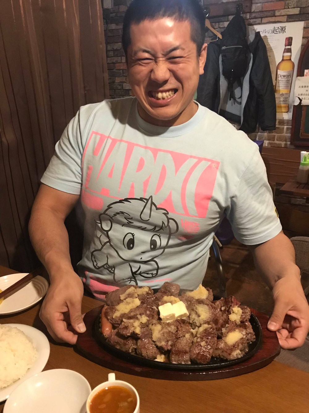 ブルー系のTシャツ/カットソーを着用したメンズの春コーディネートの1枚目の写真