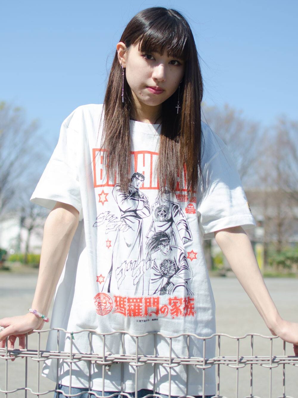 ホワイト系のTシャツ/カットソーを着用したレディースの春コーディネートの1枚目の写真