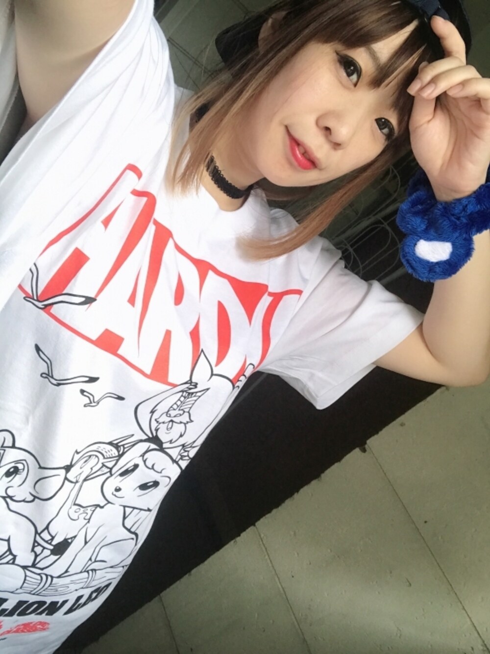 ホワイト系のTシャツ/カットソーを着用したレディースの春コーディネートの1枚目の写真