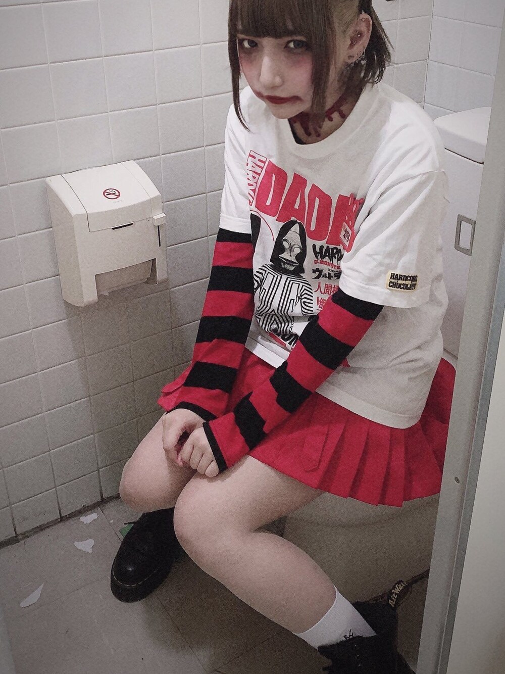 ホワイト系のTシャツ/カットソーを着用したレディースの春コーディネートの1枚目の写真