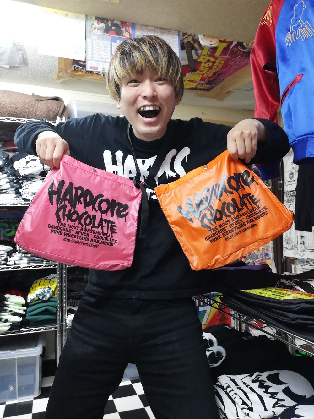 ピンク系のショルダーバッグ、オレンジ系のショルダーバッグを着用したメンズの春コーディネートの1枚目の写真