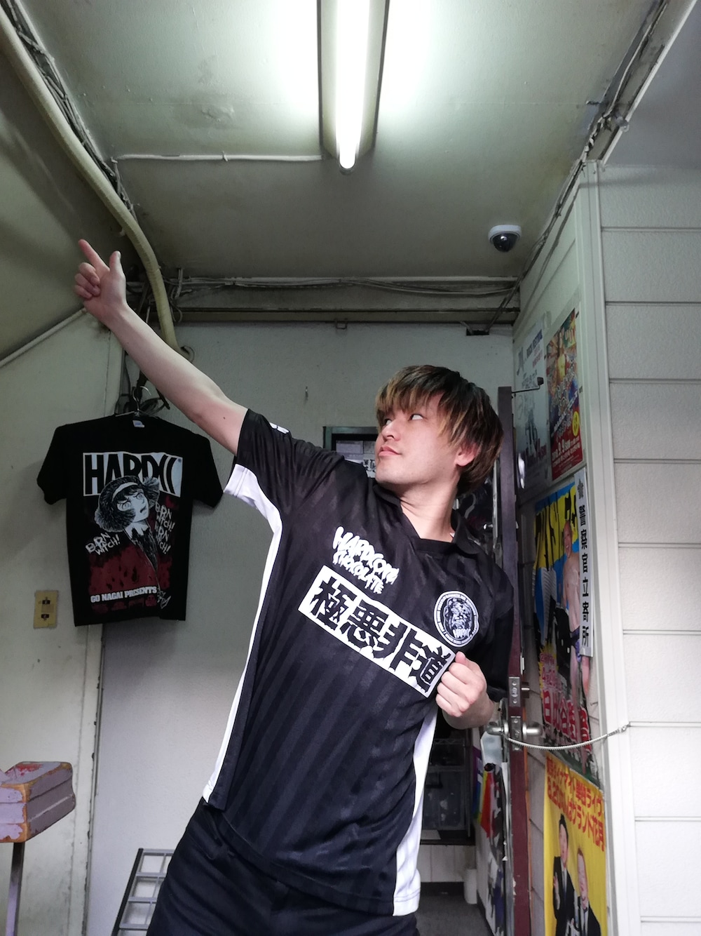 ブラック系のシャツ/ブラウスを着用したメンズの春コーディネートの1枚目の写真