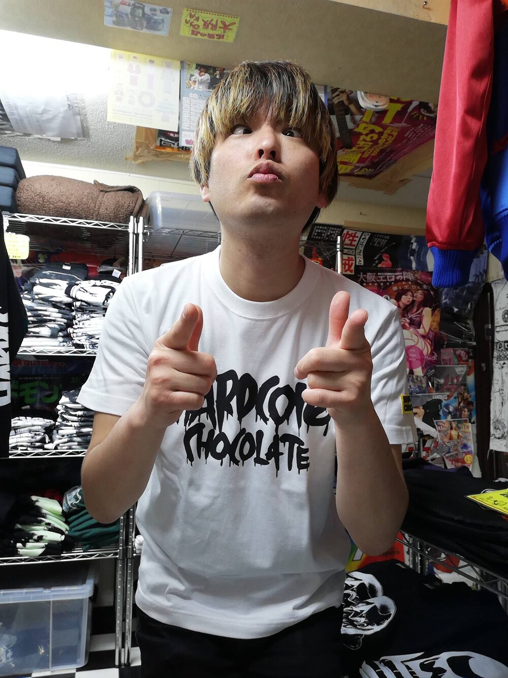 ホワイト系のTシャツ/カットソーを着用したメンズの春コーディネートの1枚目の写真