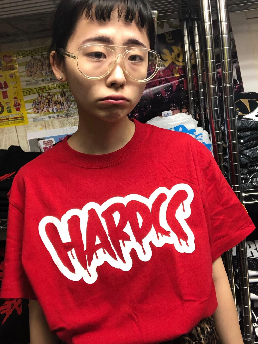 レッド系のTシャツ/カットソーを着用したレディースの春コーディネートの1枚目の写真
