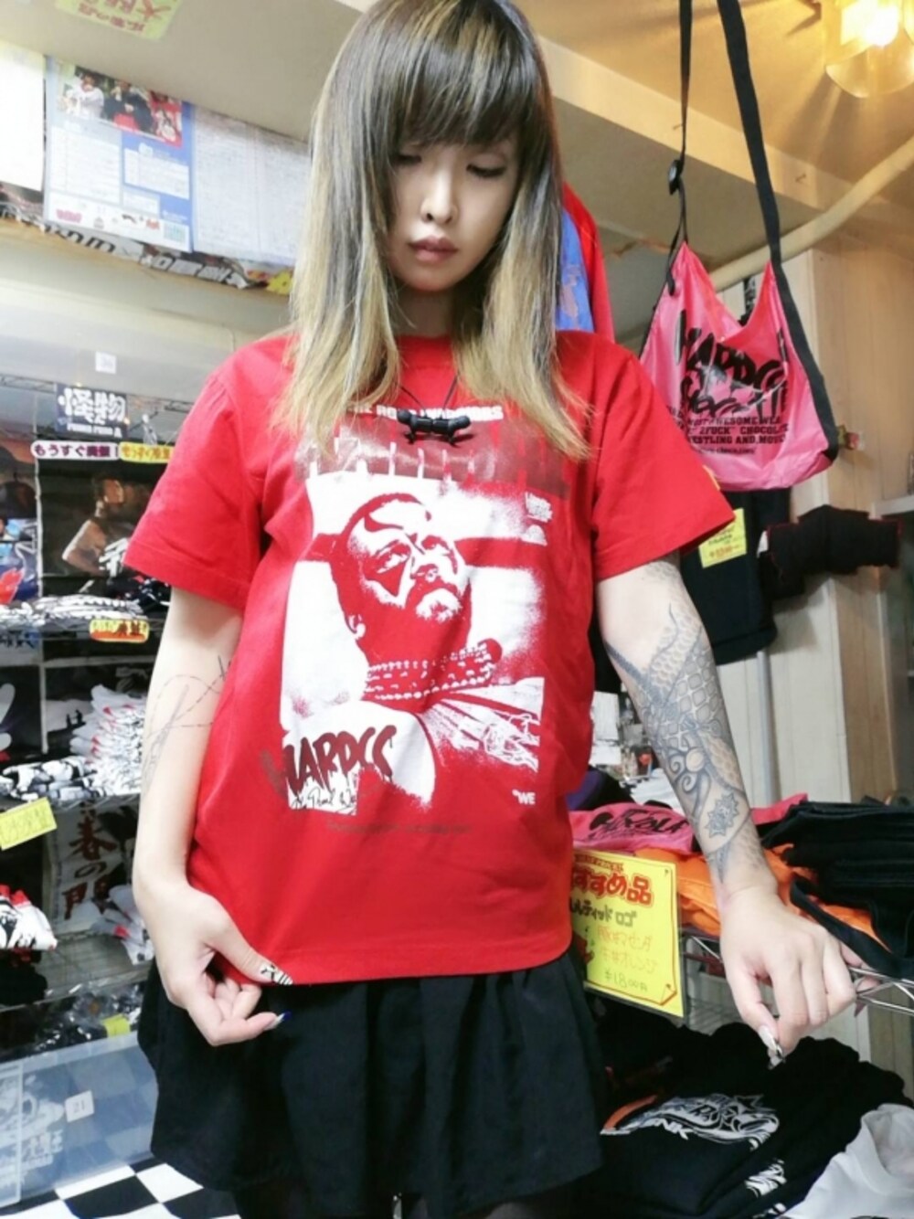 レッド系のTシャツ/カットソーを着用したレディースの春コーディネートの1枚目の写真