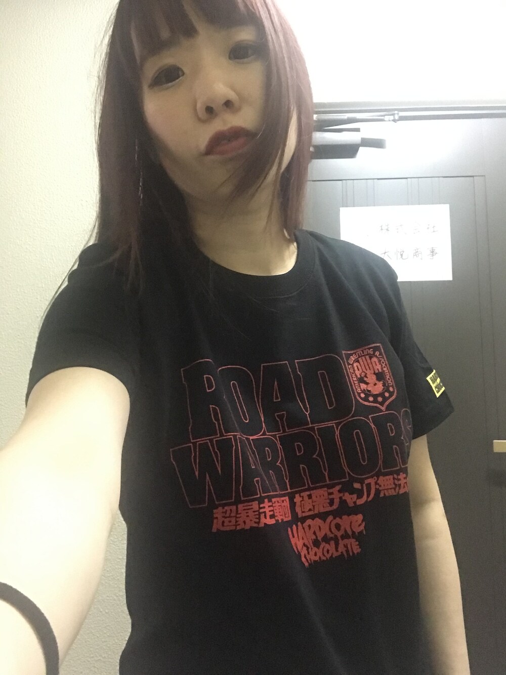 ブラック系のTシャツ/カットソーを着用したレディースの春コーディネートの1枚目の写真