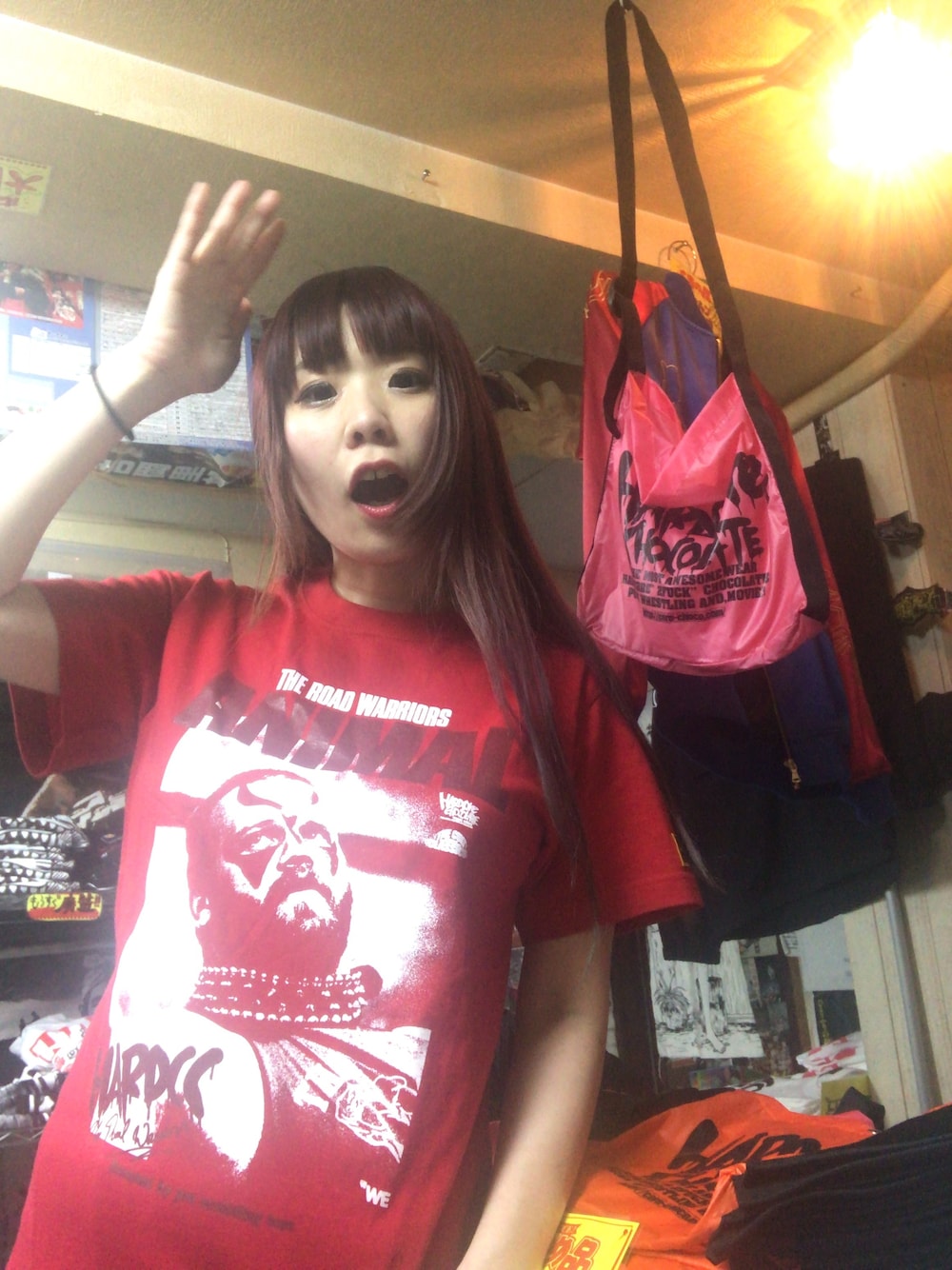 レッド系のシャツ/ブラウスを着用したレディースの春コーディネートの1枚目の写真