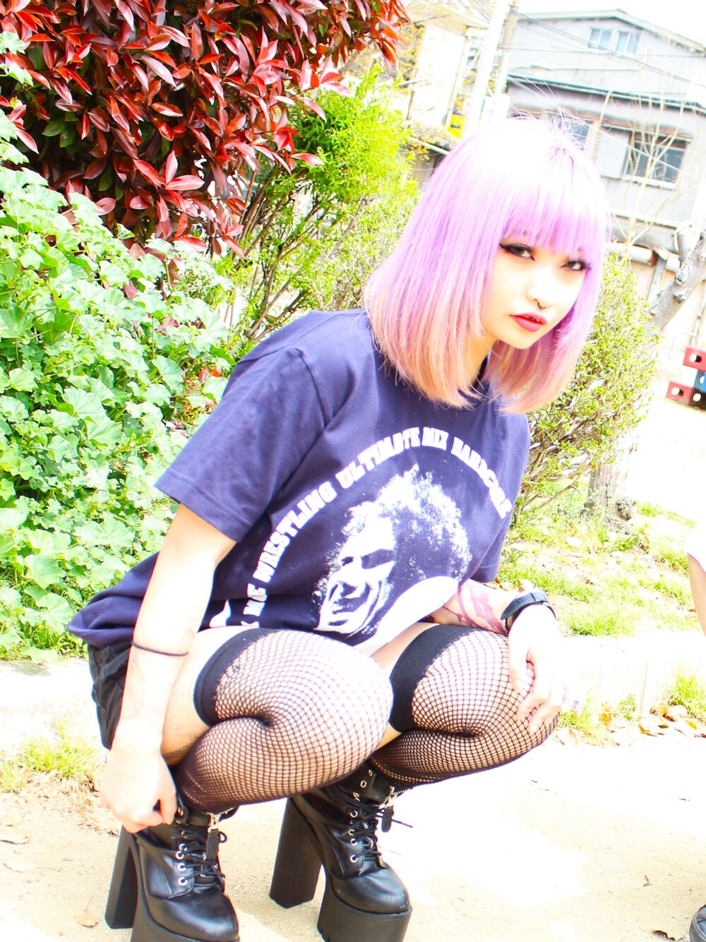 ブルー系のTシャツ/カットソーを着用したレディースの春コーディネートの1枚目の写真