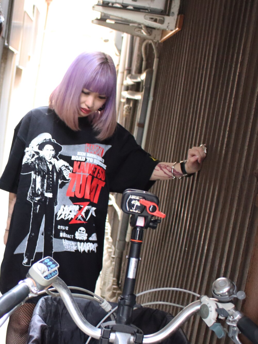 ブラック系のTシャツ/カットソーを着用したレディースの春コーディネートの1枚目の写真