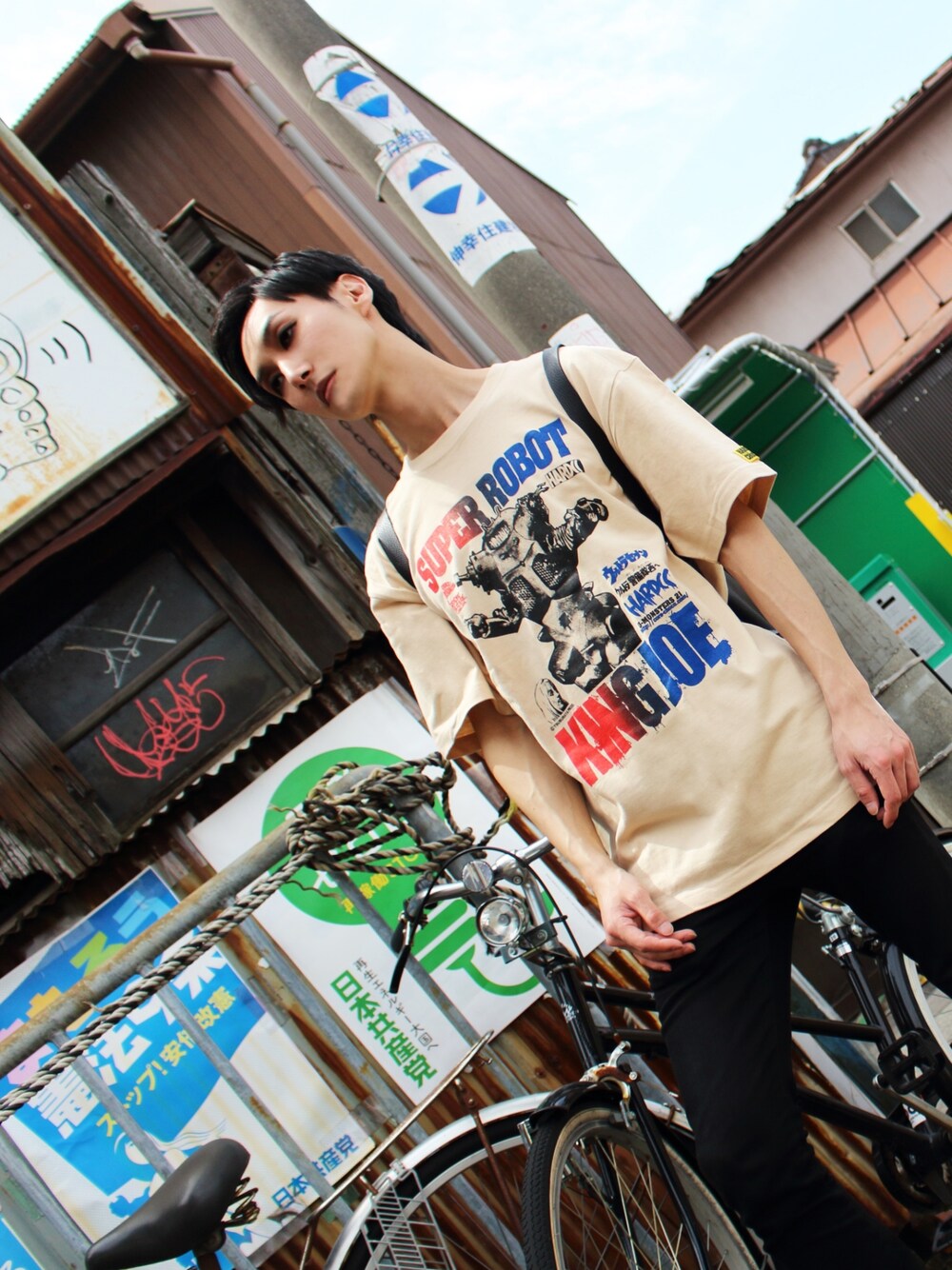 ベージュ系のTシャツ/カットソーを着用したメンズの春コーディネートの1枚目の写真