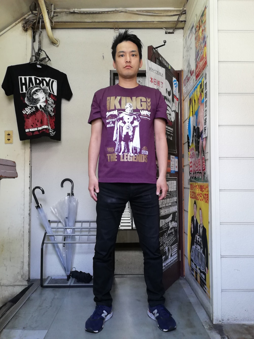パープル系のTシャツ/カットソーを着用したメンズの春コーディネートの1枚目の写真
