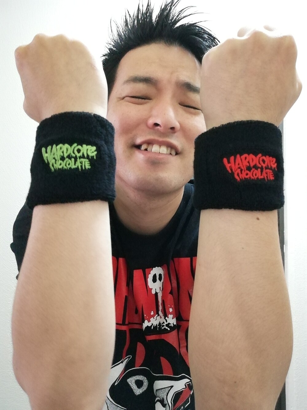 レッド系のその他小物、グリーン系のその他小物を着用したメンズの春コーディネートの1枚目の写真