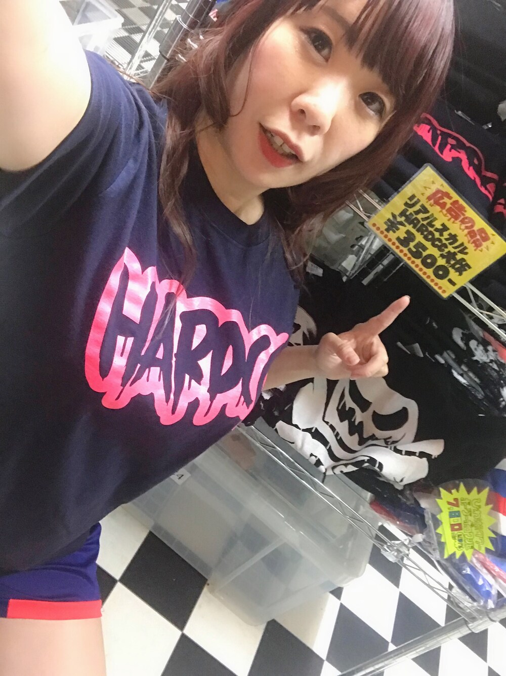 ブルー系のTシャツ/カットソーを着用したレディースの春コーディネートの1枚目の写真