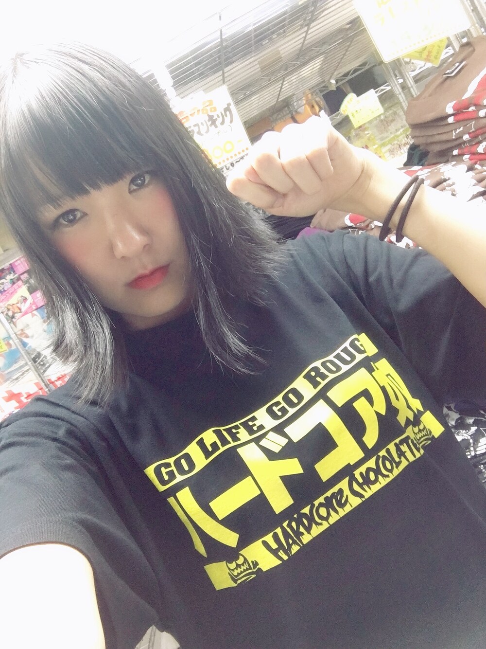 ブラック系のTシャツ/カットソーを着用したレディースの夏コーディネートの1枚目の写真