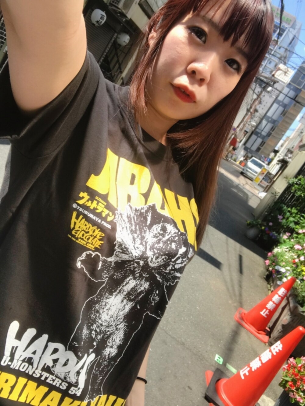ブラウン系のTシャツ/カットソーを着用したレディースの夏コーディネートの1枚目の写真