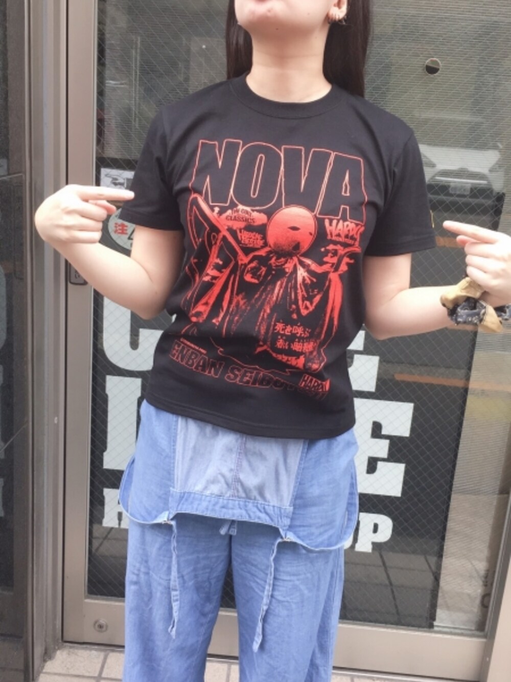 ブラック系のTシャツ/カットソーを着用したレディースの夏コーディネートの1枚目の写真
