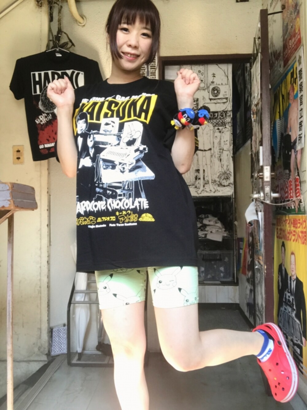 ブラック系のTシャツ/カットソーを着用したレディースの夏コーディネートの1枚目の写真