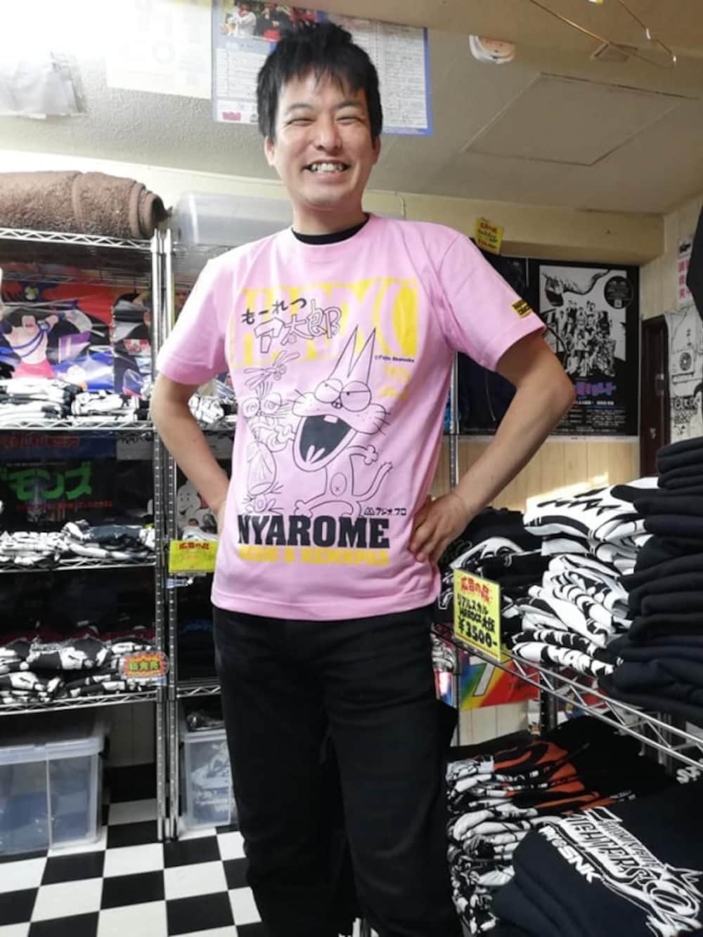 ピンク系のTシャツ/カットソーを着用したメンズの夏コーディネートの1枚目の写真