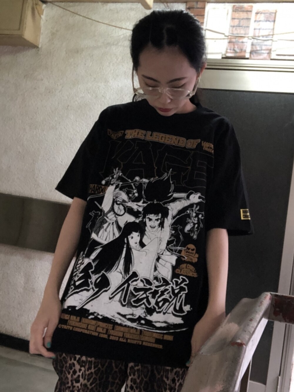 ブラック系のTシャツ/カットソーを着用したレディースの夏コーディネートの1枚目の写真