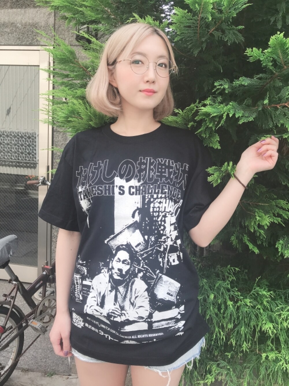 ブラック系のTシャツ/カットソーを着用したレディースの夏コーディネートの1枚目の写真