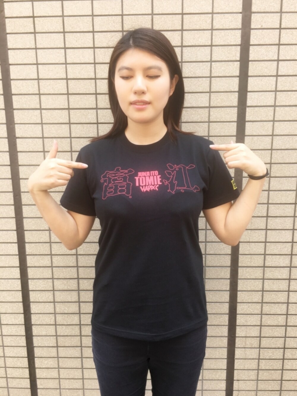 ブラック系のTシャツ/カットソーを着用したレディースの夏コーディネートの1枚目の写真