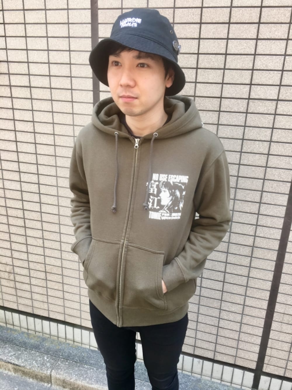 ブラウン系のTシャツ/カットソーを着用したメンズの夏コーディネートの1枚目の写真