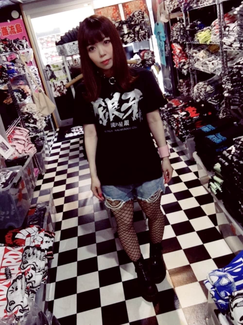ブラック系のTシャツ/カットソーを着用したレディースの夏コーディネートの1枚目の写真