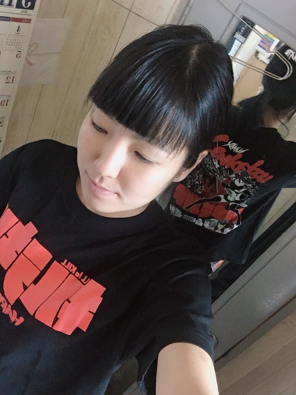 ブラック系のTシャツ/カットソーを着用したレディースの夏コーディネートの1枚目の写真