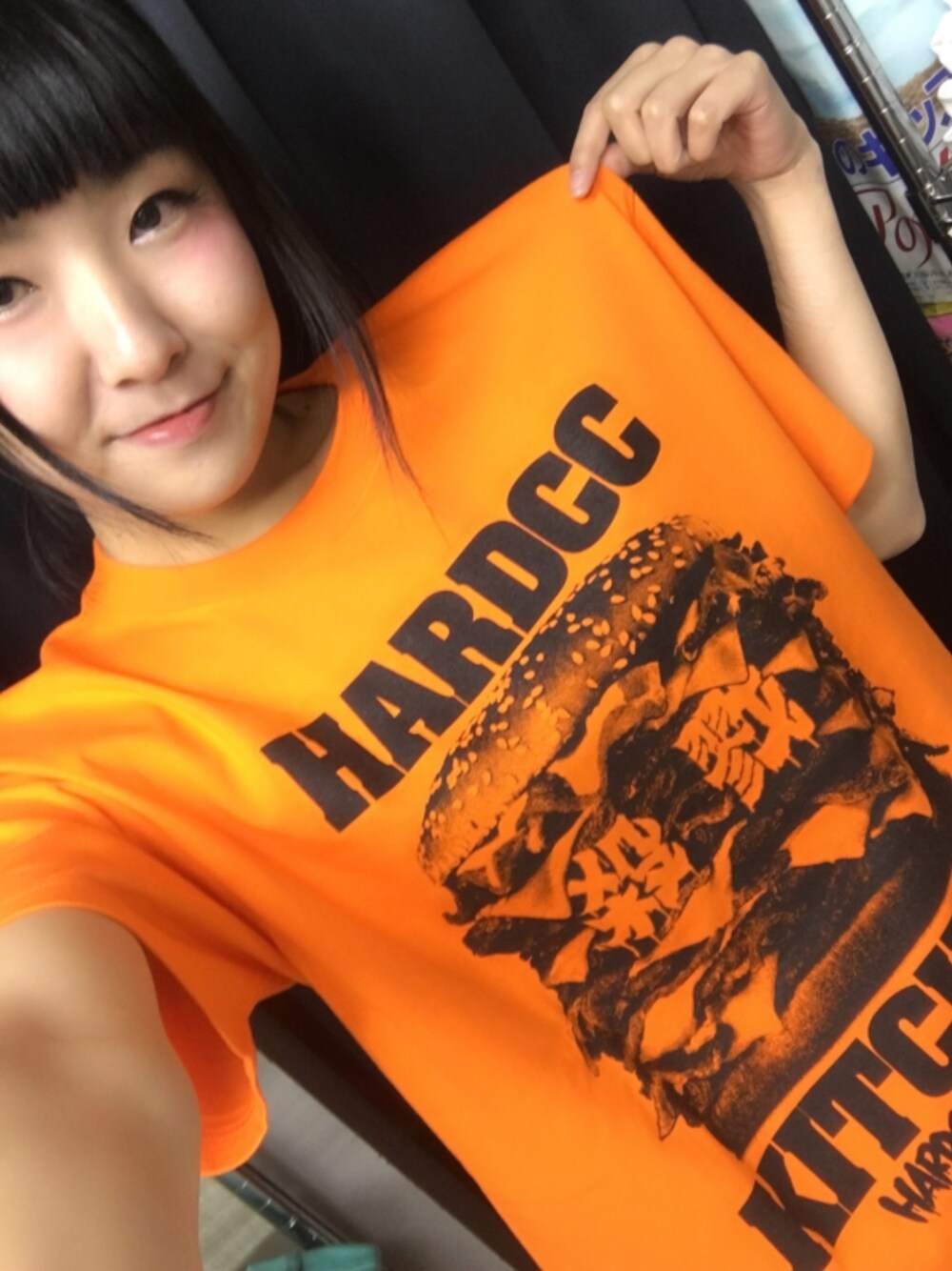 オレンジ系のTシャツ/カットソーを着用したレディースの夏コーディネートの1枚目の写真