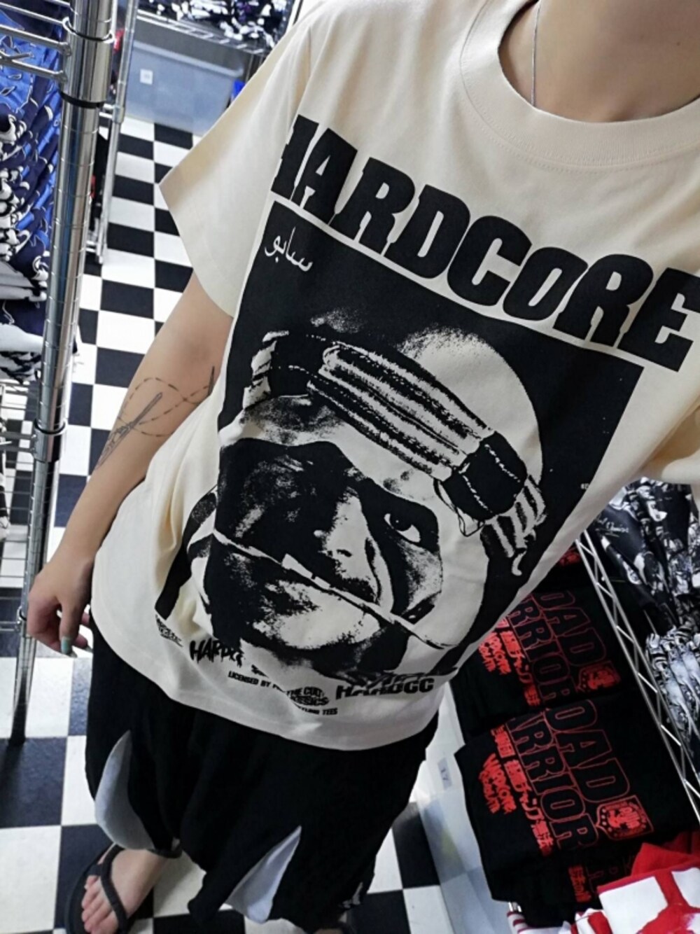 ベージュ系のTシャツ/カットソーを着用したレディースの夏コーディネートの1枚目の写真