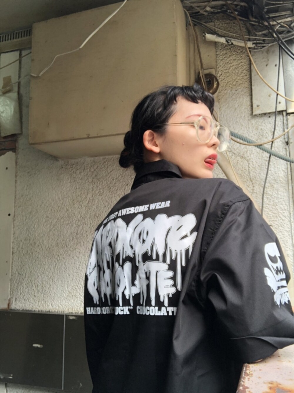 「ロゴ、ワークシャツ、ゾンビ、コアチョコ、ハードコアチョコレート」｜「ハードコアチョコレートのゾンビ・ハンティング/ワークシャツのはらわた(生き血ブラック)（シャツ/ブラウス、ブラック系）」を使った、ハードコアチョコレートさん（レディース・161cm）の夏コーディネートの1枚目の写真
