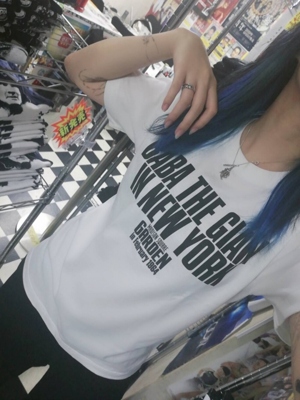 ホワイト系のTシャツ/カットソーを着用したメンズの夏コーディネートの1枚目の写真