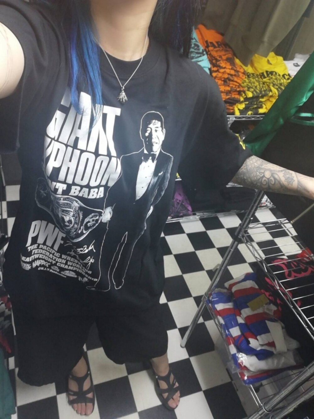 ブラック系のTシャツ/カットソーを着用したレディースの夏コーディネートの1枚目の写真