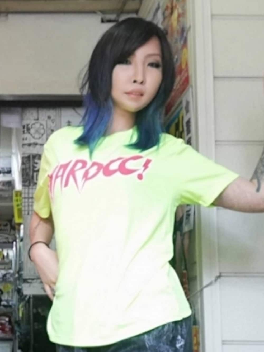 イエロー系のTシャツ/カットソーを着用したレディースの夏コーディネートの1枚目の写真