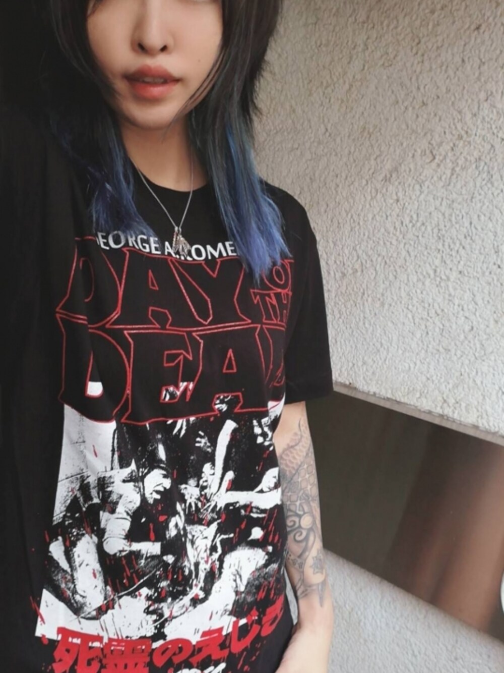 ブラック系のTシャツ/カットソーを着用したレディースの夏コーディネートの1枚目の写真