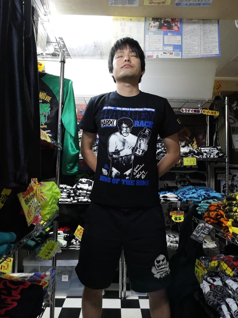 ブラック系のTシャツ/カットソーを着用したメンズの夏コーディネートの1枚目の写真
