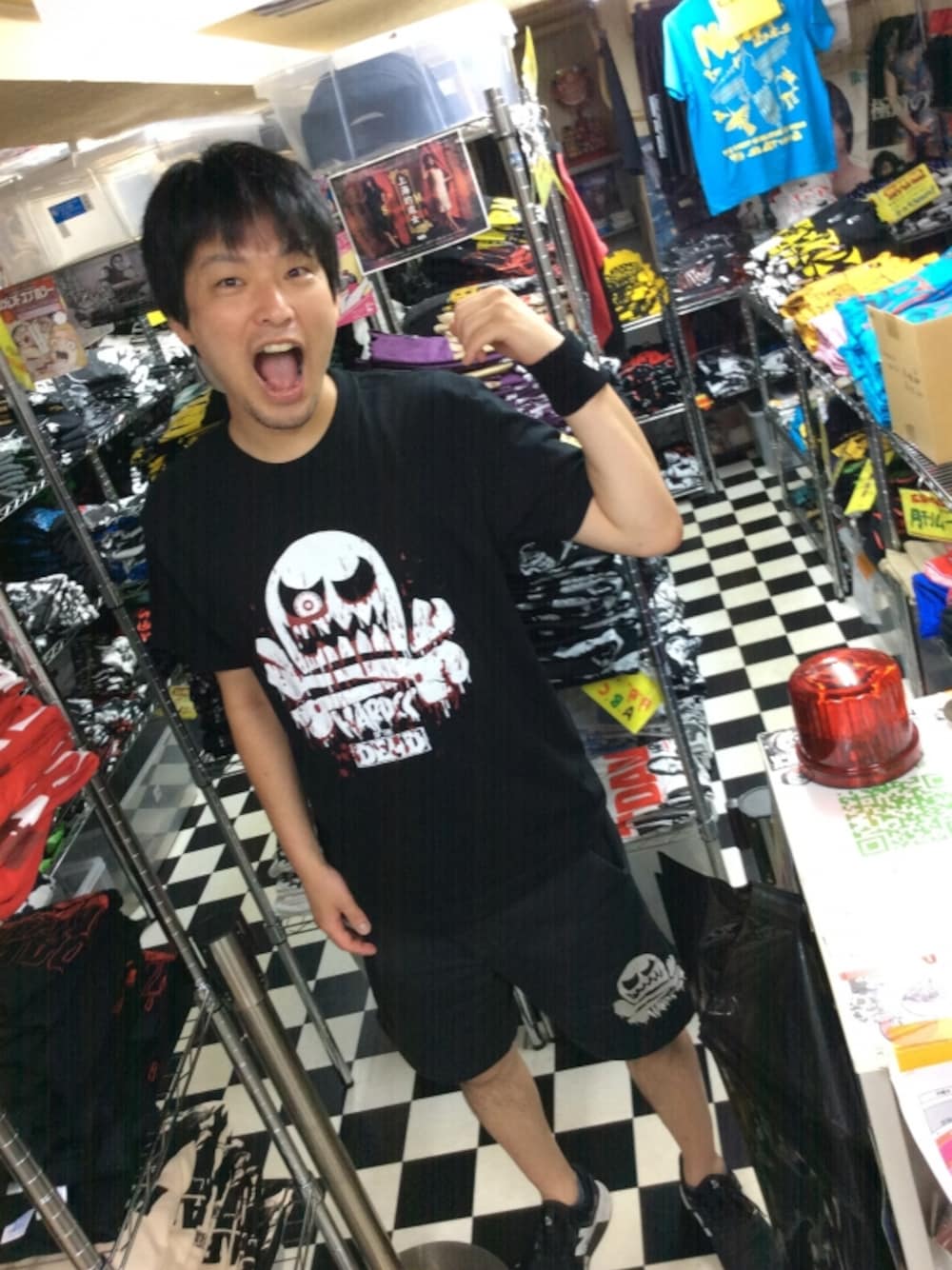 ブラック系のTシャツ/カットソーを着用したメンズの夏コーディネートの1枚目の写真