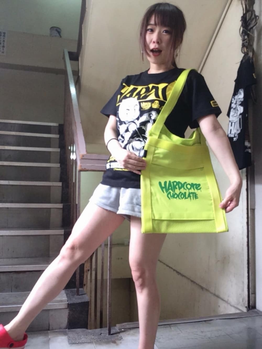 イエロー系のトートバッグを着用したレディースの夏コーディネートの1枚目の写真