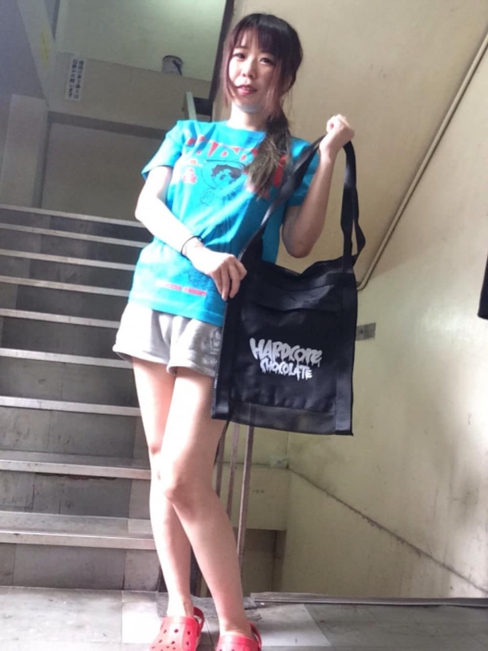 ブラック系のトートバッグを着用したレディースの夏コーディネートの1枚目の写真